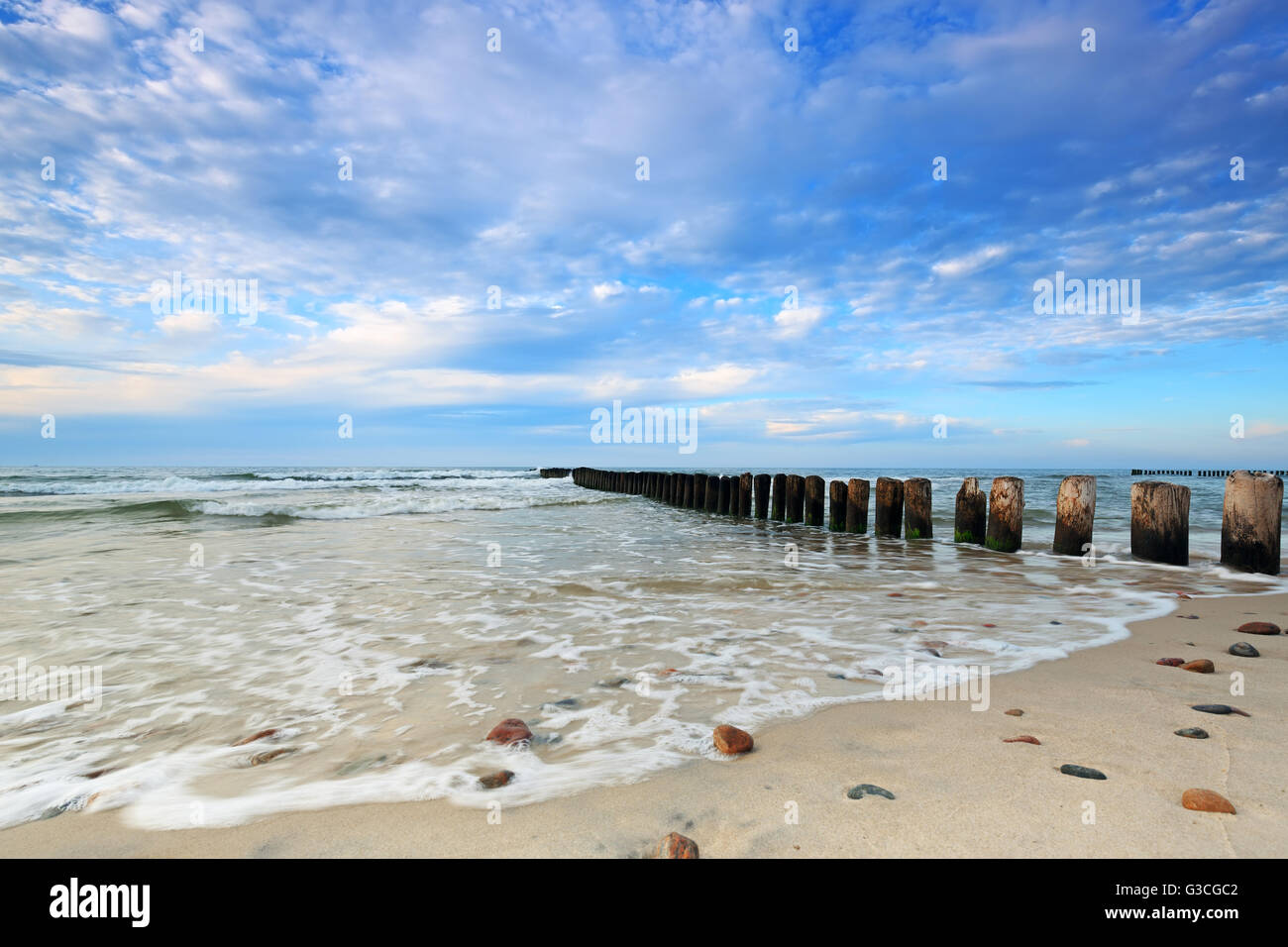 Kuznica spiaggia sul Mar Baltico e bellissimo cielo di nuvole Foto Stock