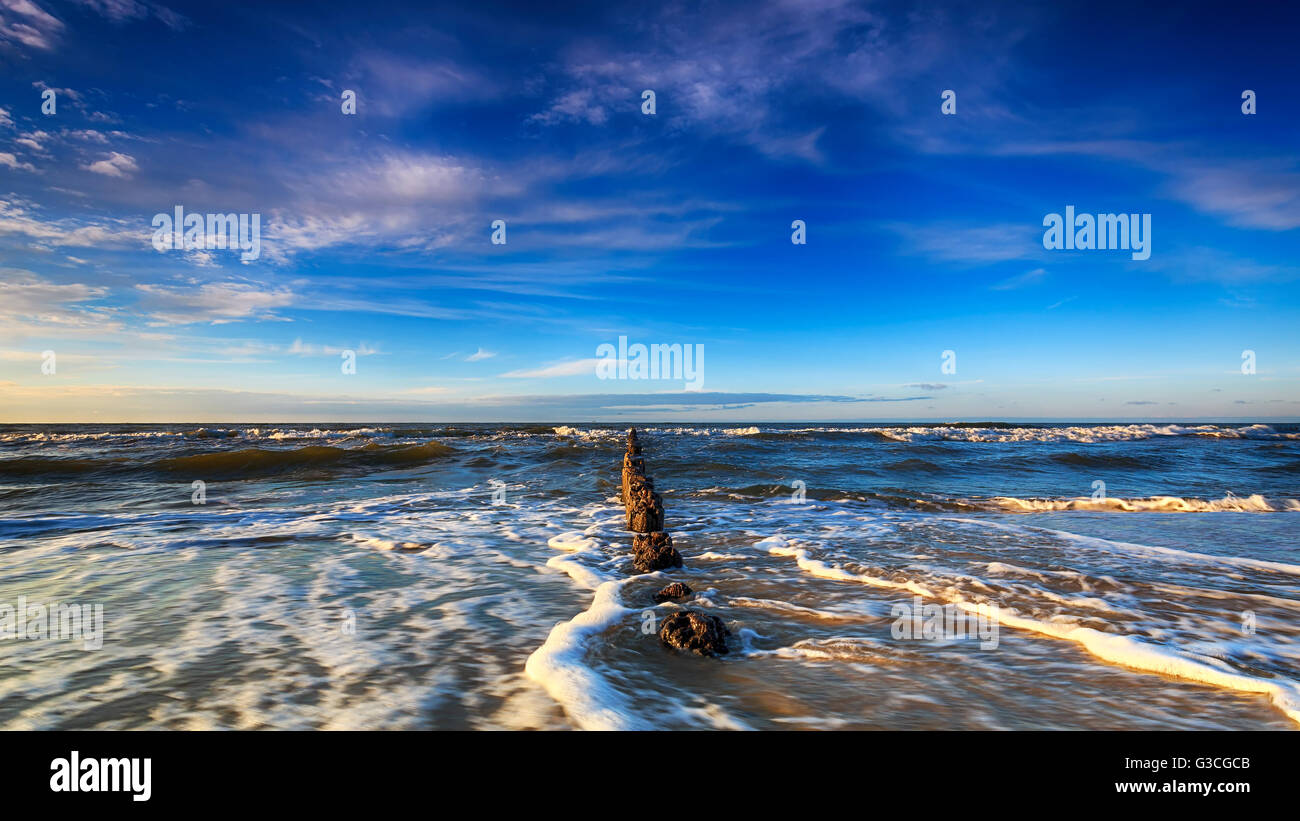 Mar Baltico e il molo al tramonto. HDR - High Dynamic Range Foto Stock