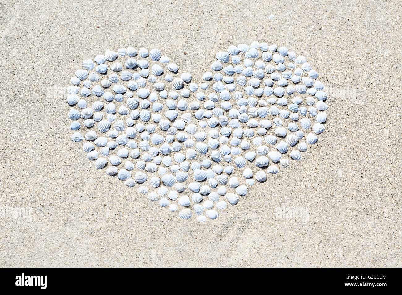 Cuore di conchiglie sulla spiaggia Foto Stock