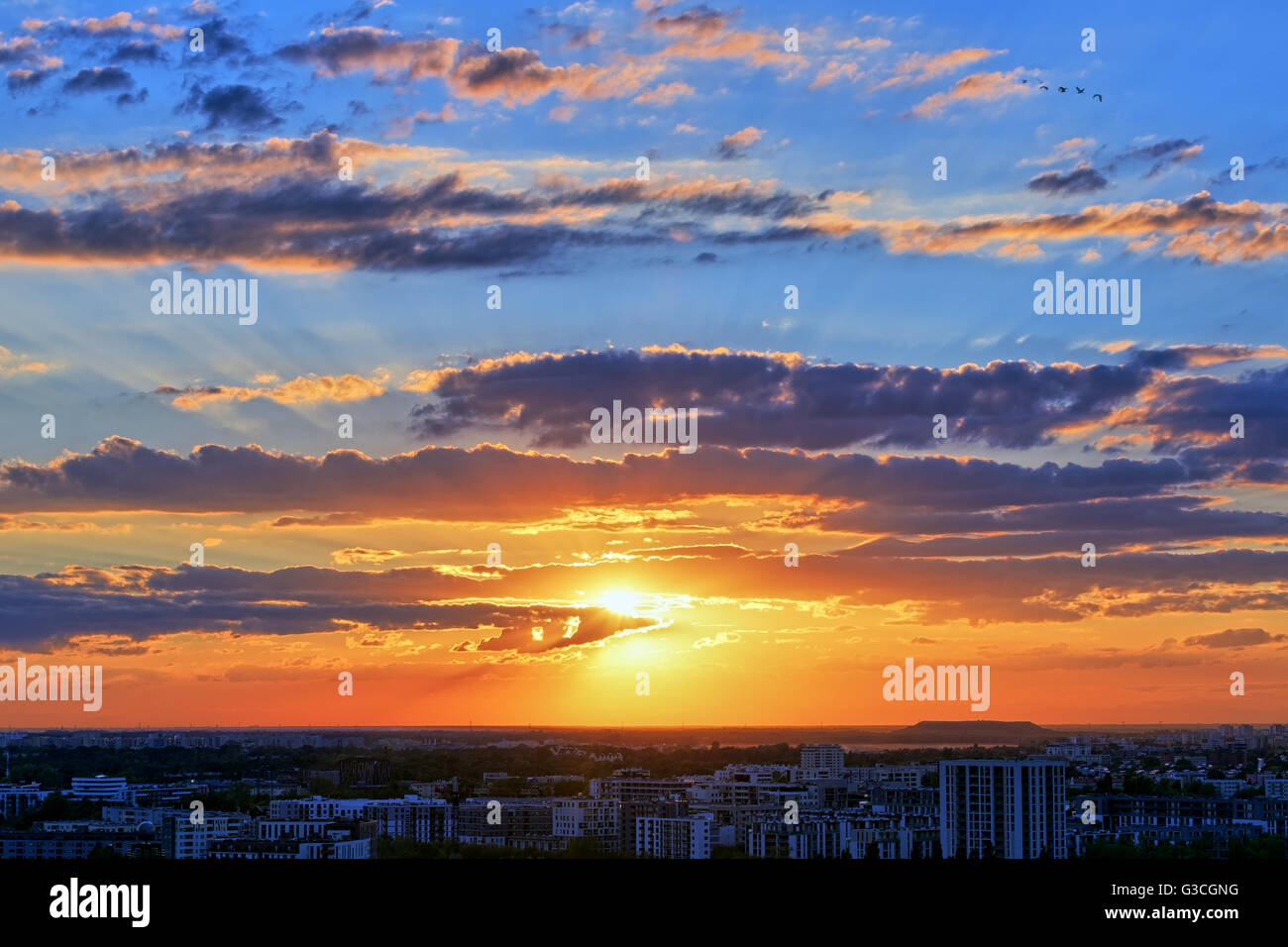 Cielo drammatico e del tramonto su Varsavia. HDR - High Dynamic Range Foto Stock