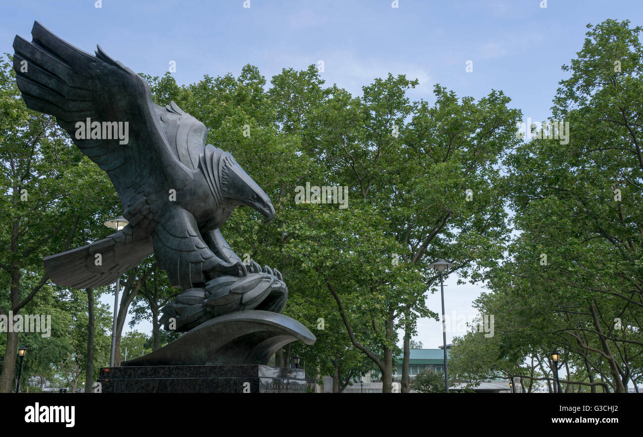 Monumento davanti di alberi, Battery Park, New York, Stati Uniti d'America Foto Stock