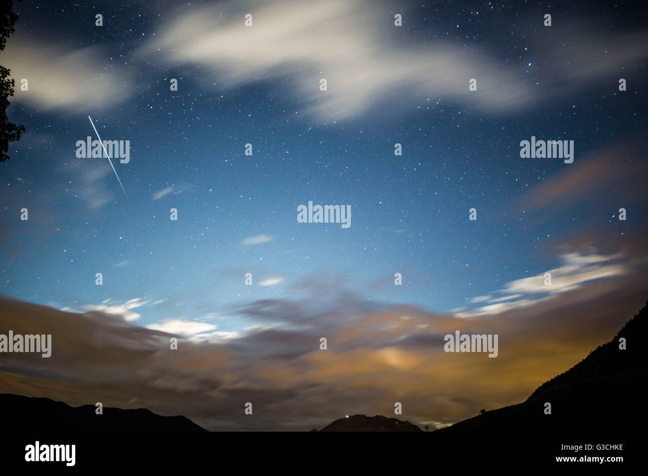 Lunga esposizione fotografia shooting star e nuvole Foto Stock