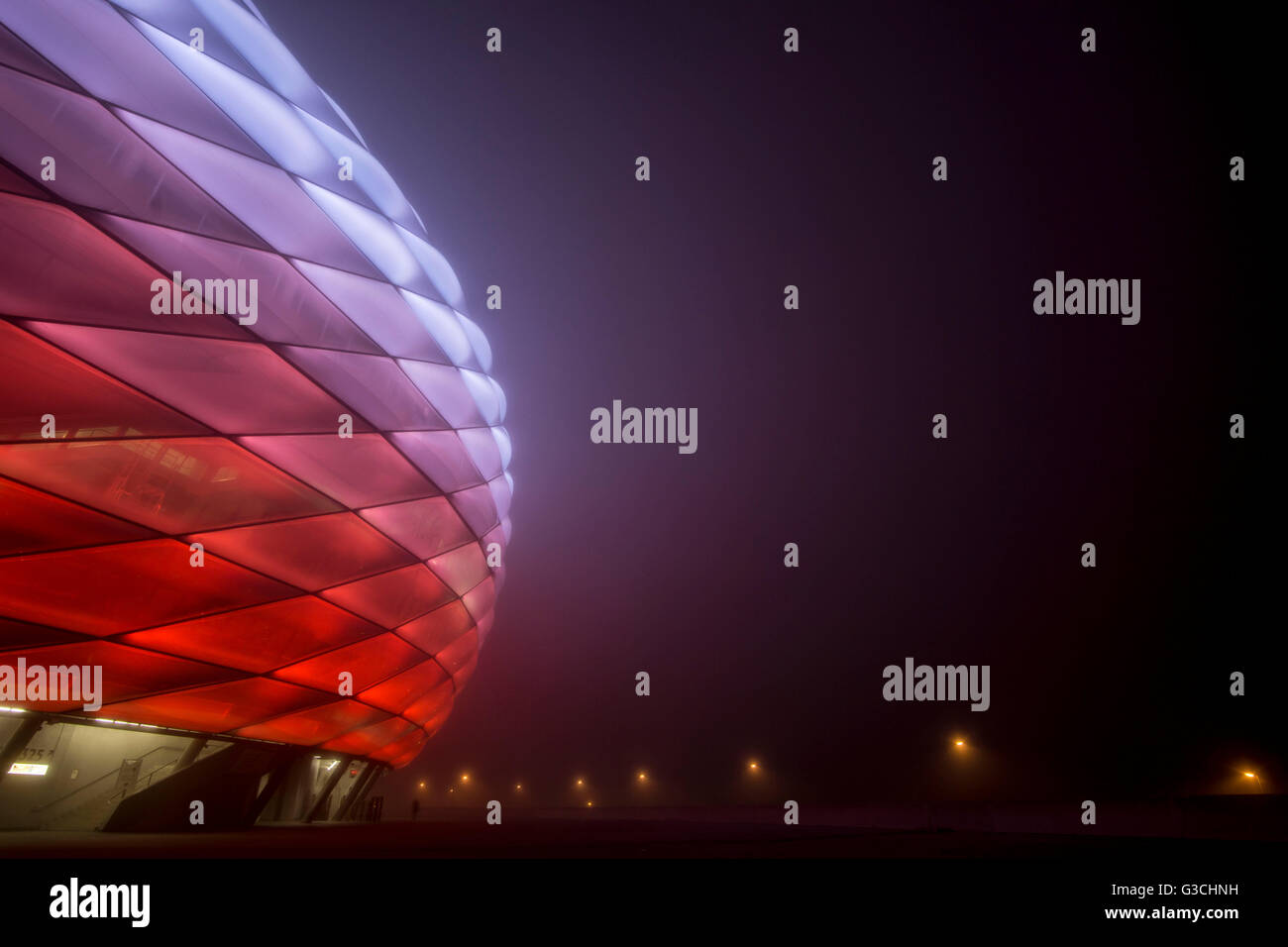 Tempo di esposizione lungo la notte, Allianz Arena e autostrada Foto Stock