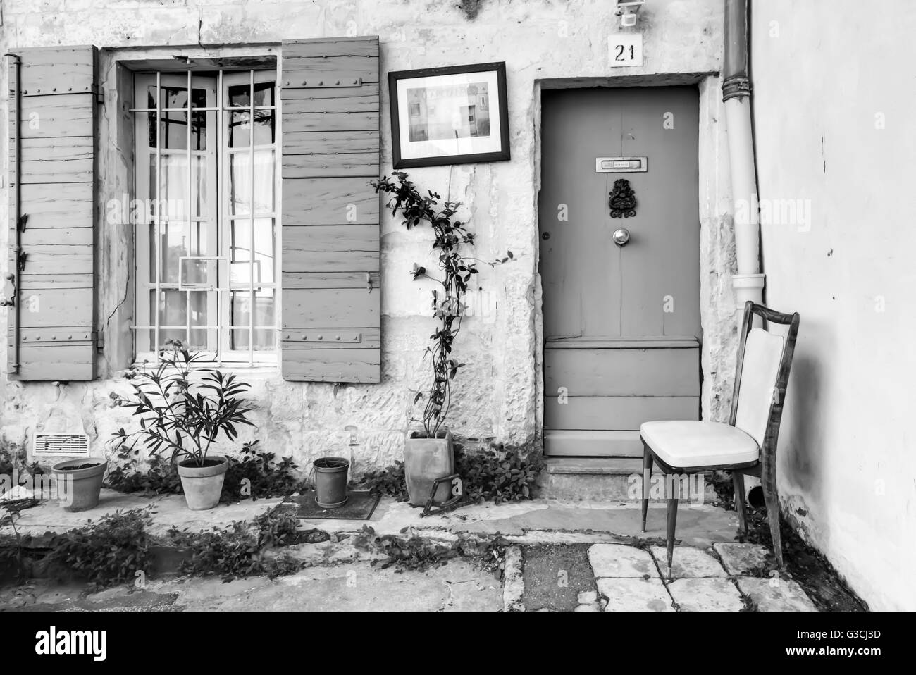 La porta anteriore e la finestra in Arles, Bouches-du-Rhone, Provence-Alpes-Côte d'Azur, in Francia meridionale, Francia, Europa Foto Stock