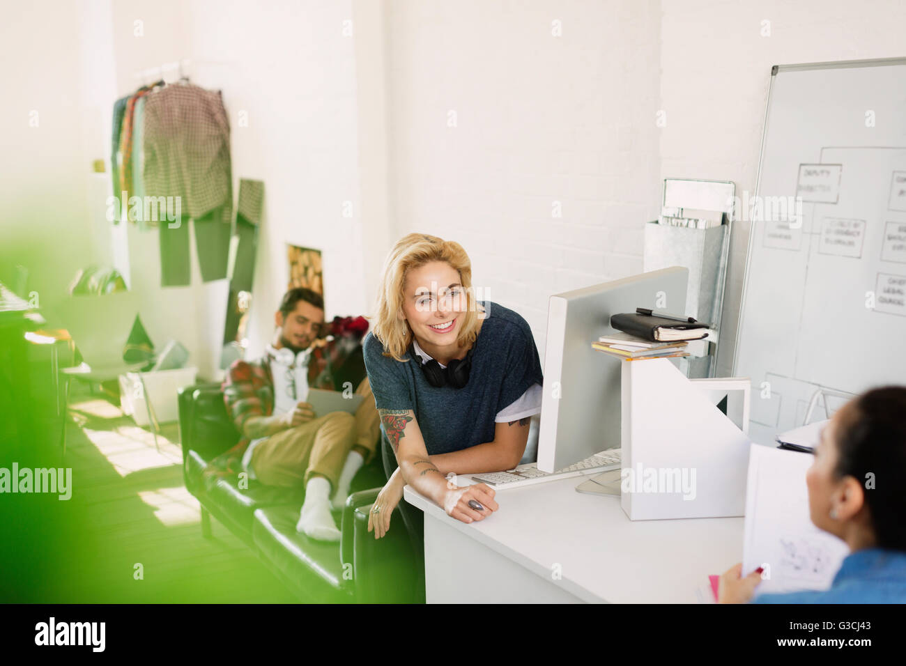 I giovani creativi la gente di affari di brainstorming in office Foto Stock