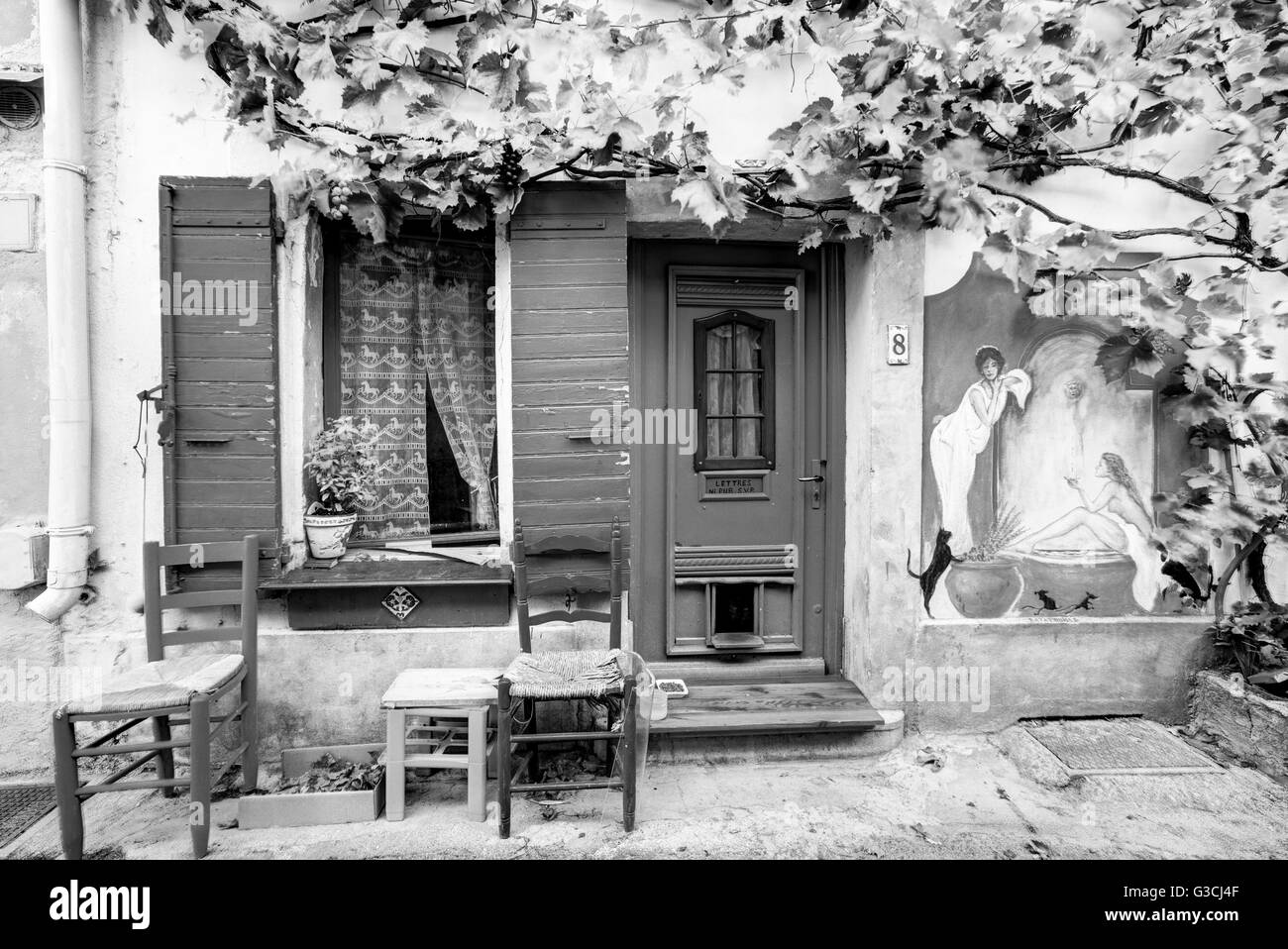 La porta anteriore e la finestra in Arles, Bouches-du-Rhone, Provence-Alpes-Côte d'Azur, in Francia meridionale, Francia, Europa Foto Stock