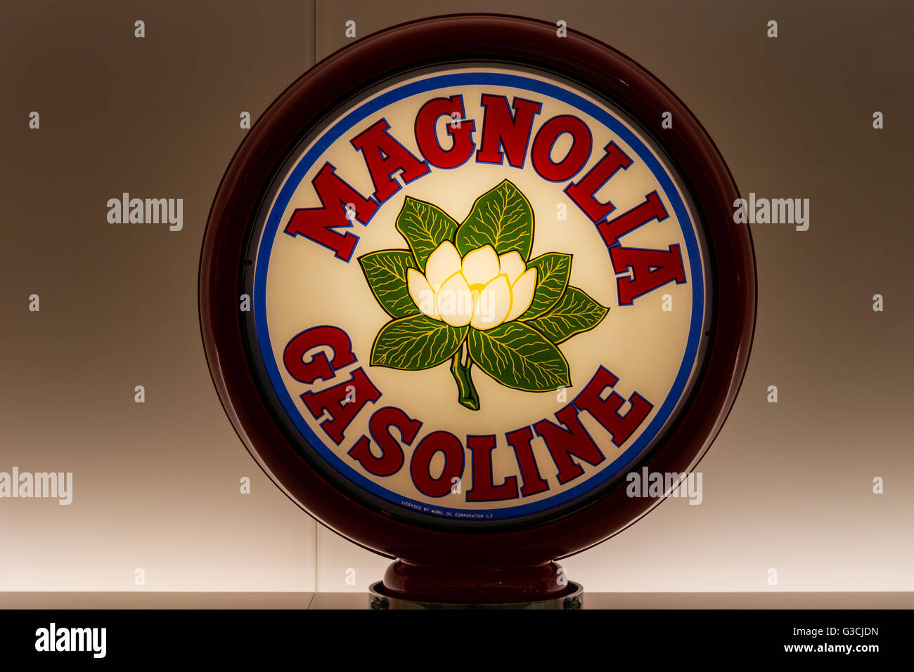 Globo di vetro per vintage Magnolia benzina gas pompa nel display. Foto Stock
