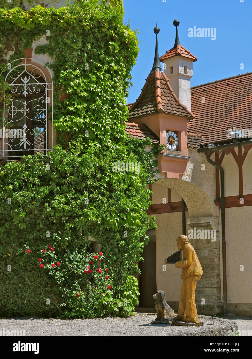 La figura 'Fotofritz' con il cane presso il piccolo castello nel resort per la salute di park, Herrsching, Baviera, Baviera, Germania, Foto Stock