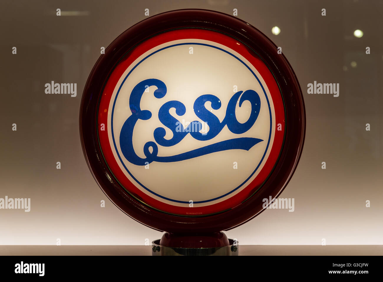 Globo di vetro per vintage Esso pompa del gas nel display. Foto Stock