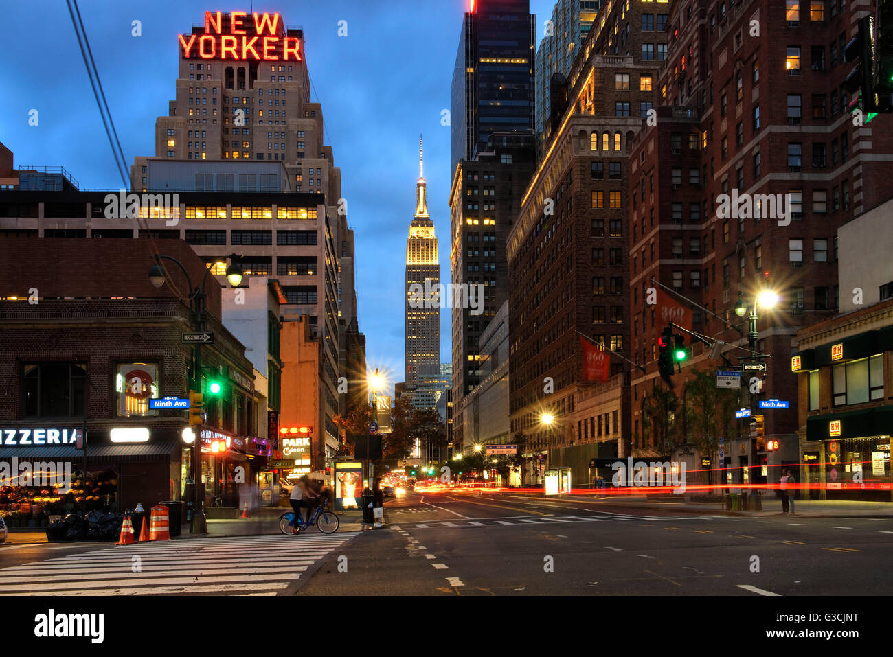 Vista sul centro di Manhattan con l' Empire State Building, Nona Avenue, angolo West 34th Street, New York City, Manhattan STATI UNITI D'AMERICA Foto Stock