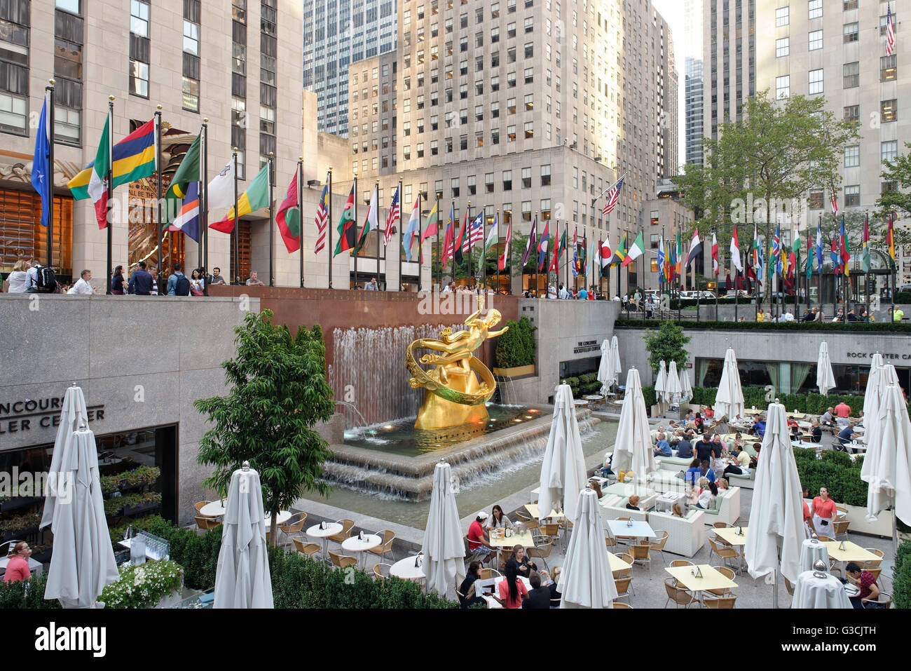 Il Rockefeller Center, Cafe sul Rockefeller Plaza a Midtown, New York City, Manhattan STATI UNITI D'AMERICA Foto Stock