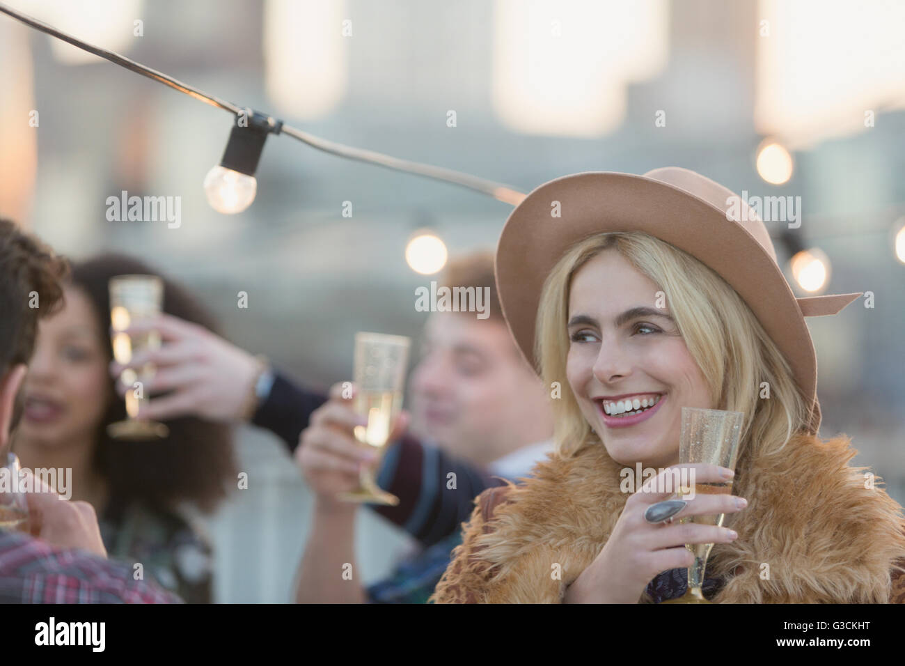 Sorridente giovane donna bere champagne a parte Foto Stock