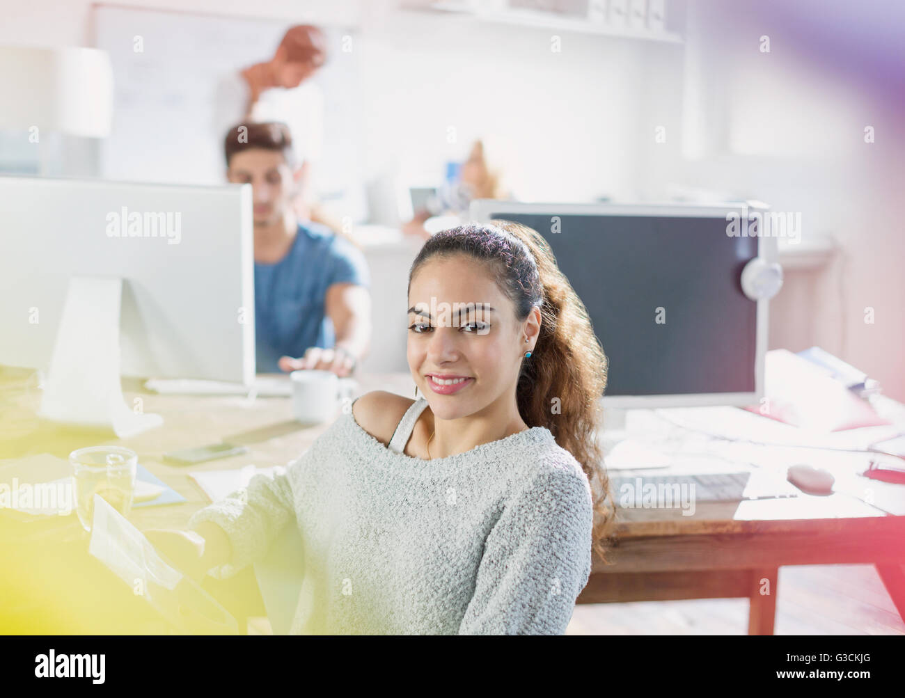 Ritratto fiducioso creative giovane imprenditrice lavoro in ufficio Foto Stock