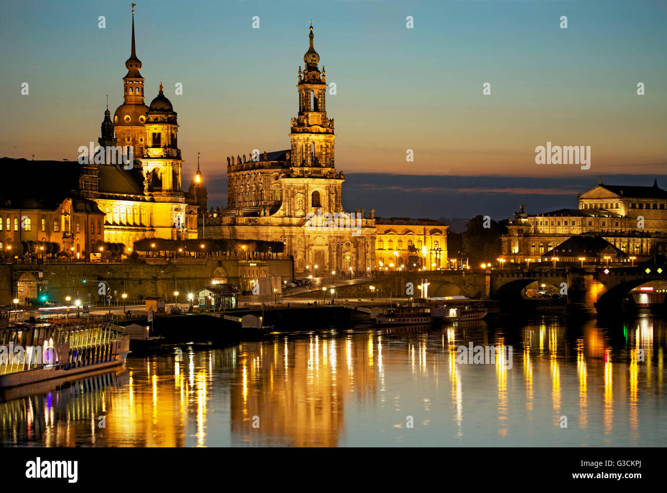 Vista sul Fiume Elba su Dresda illuminato con City Palace e la Cattedrale di Dresda e Semperoper di sera, Foto Stock