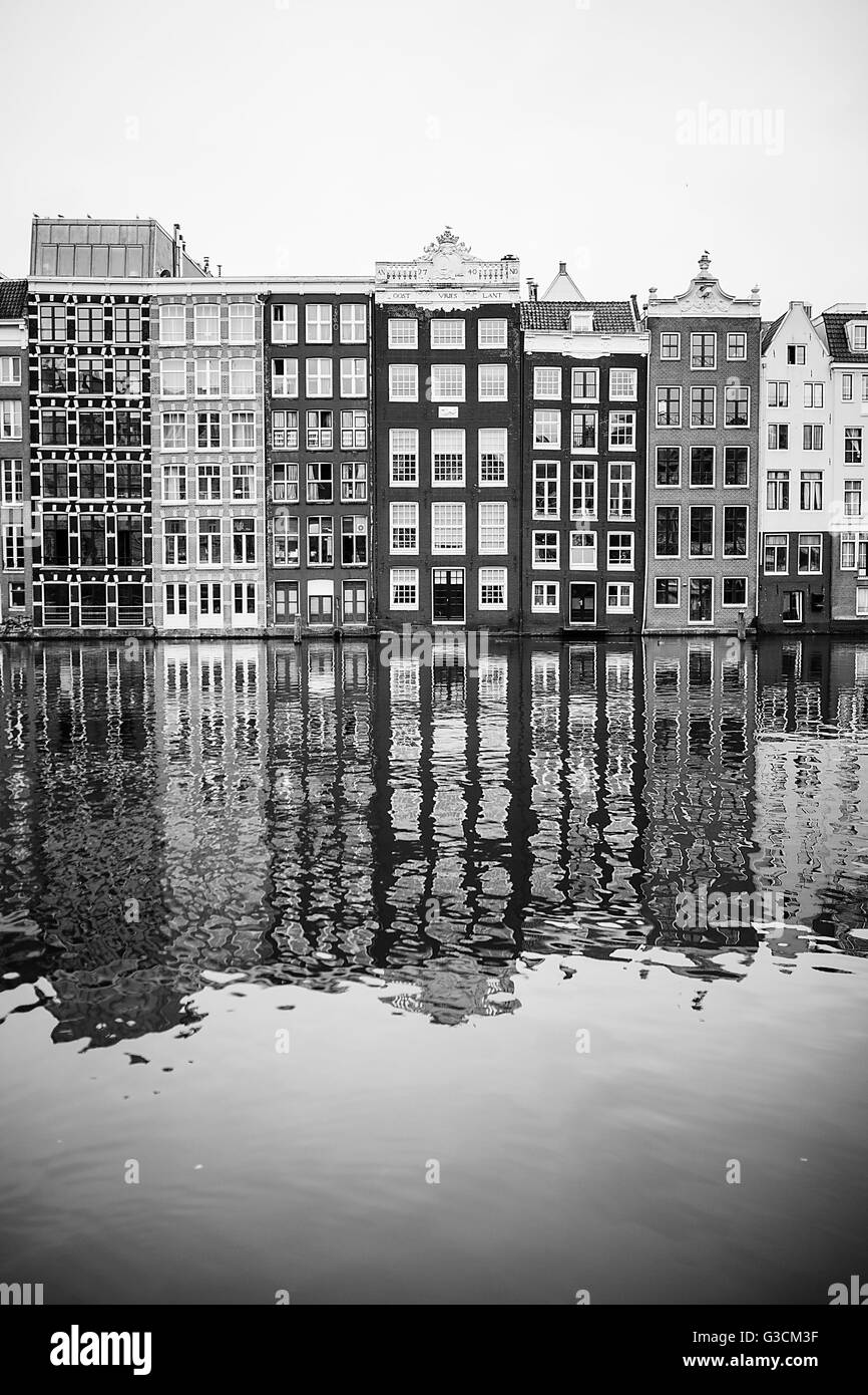 Affacciato sul Canal Grande e le case di Amsterdam, Foto Stock