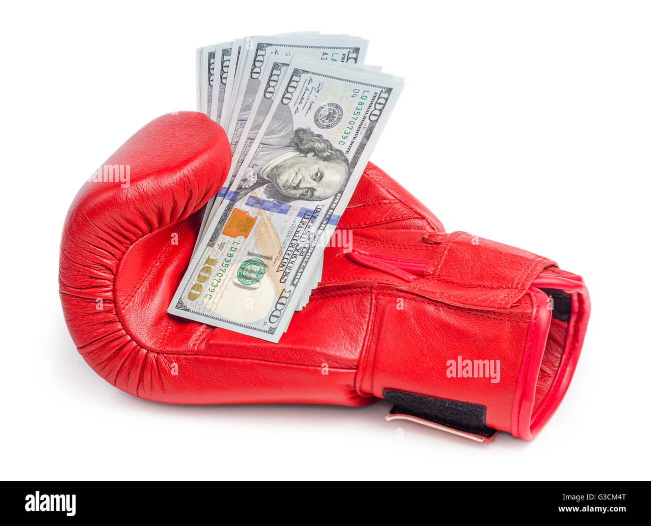 Red guanto di boxe holding di dollari cambiali isolati su sfondo bianco Foto Stock