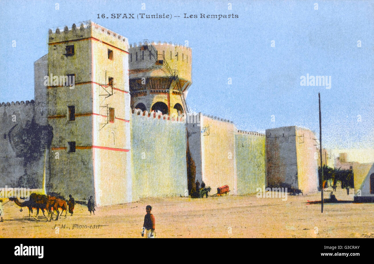 Tunisia - Sfax - le mura di Rampart e la torre dell'acqua Foto Stock