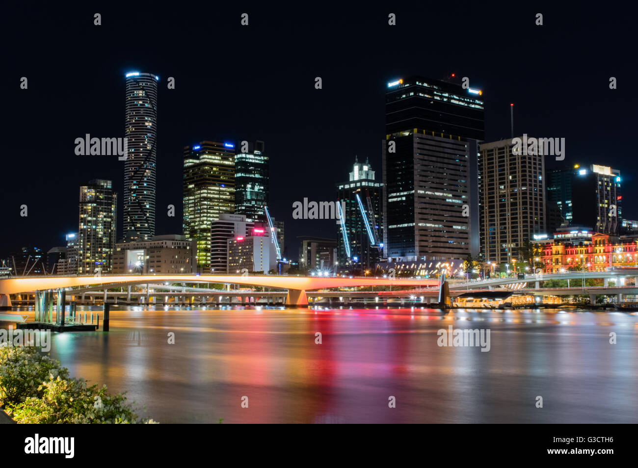 Una lunga esposizione di notte di Brisbane South Bank Parclands Foto Stock