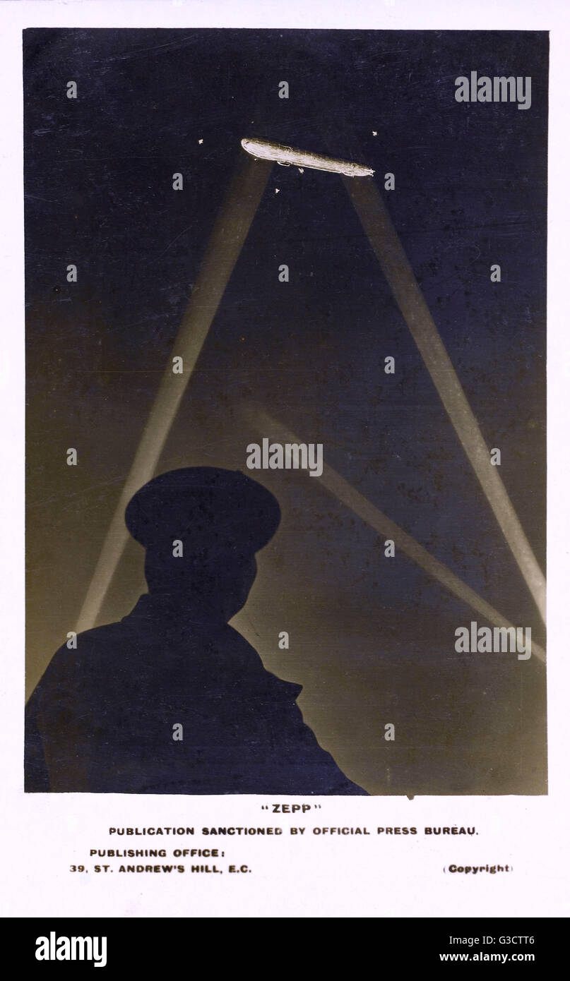 WW1 - Zeppelin sul Regno Unito illuminato da proiettori Foto Stock