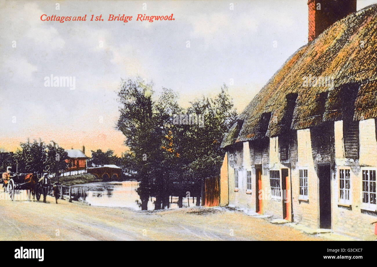 Cottage e il primo ponte - Ringwood, Hampshire Foto Stock