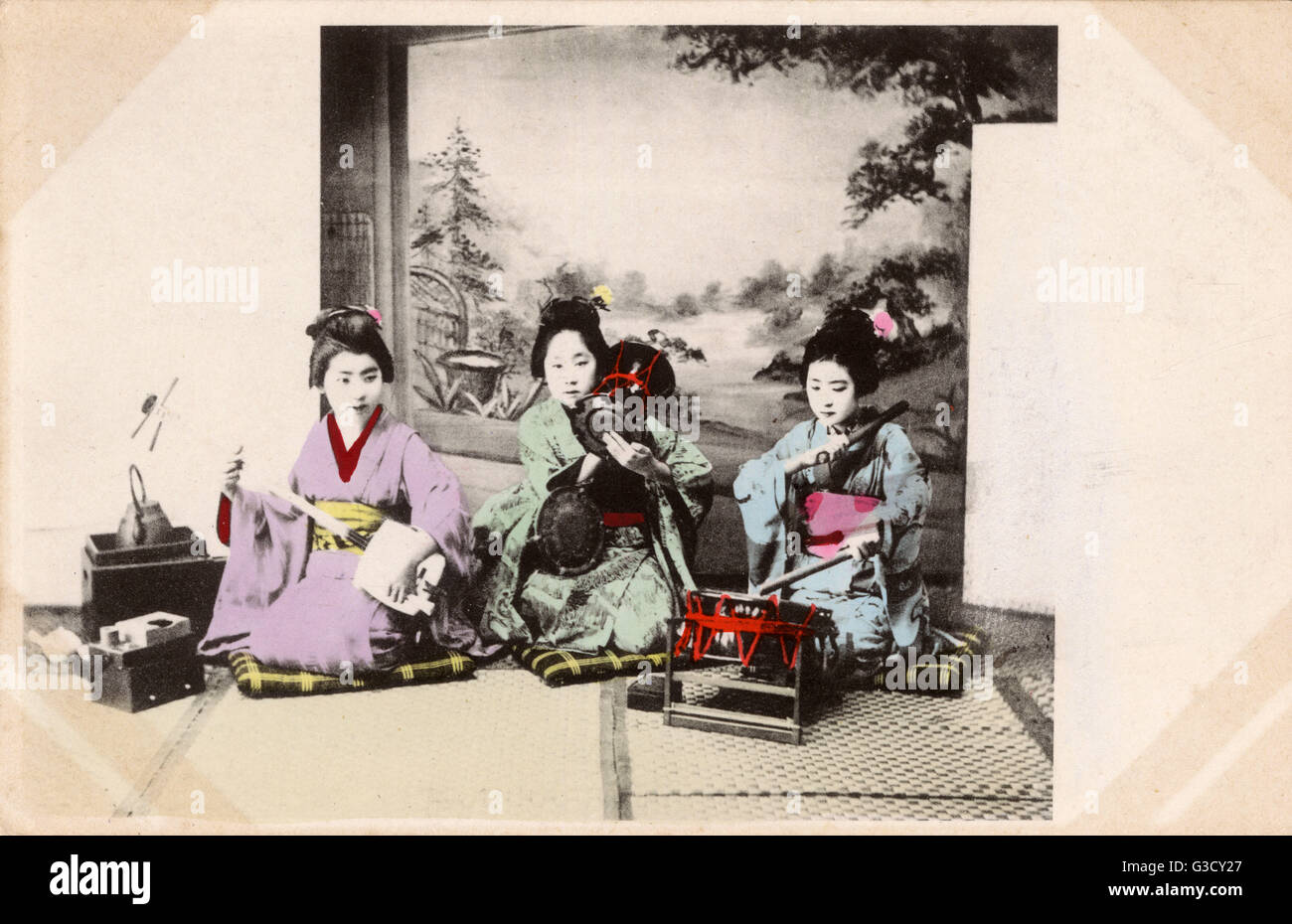 Giappone - tre Geisha Girls che suonano strumenti tradizionali Foto Stock