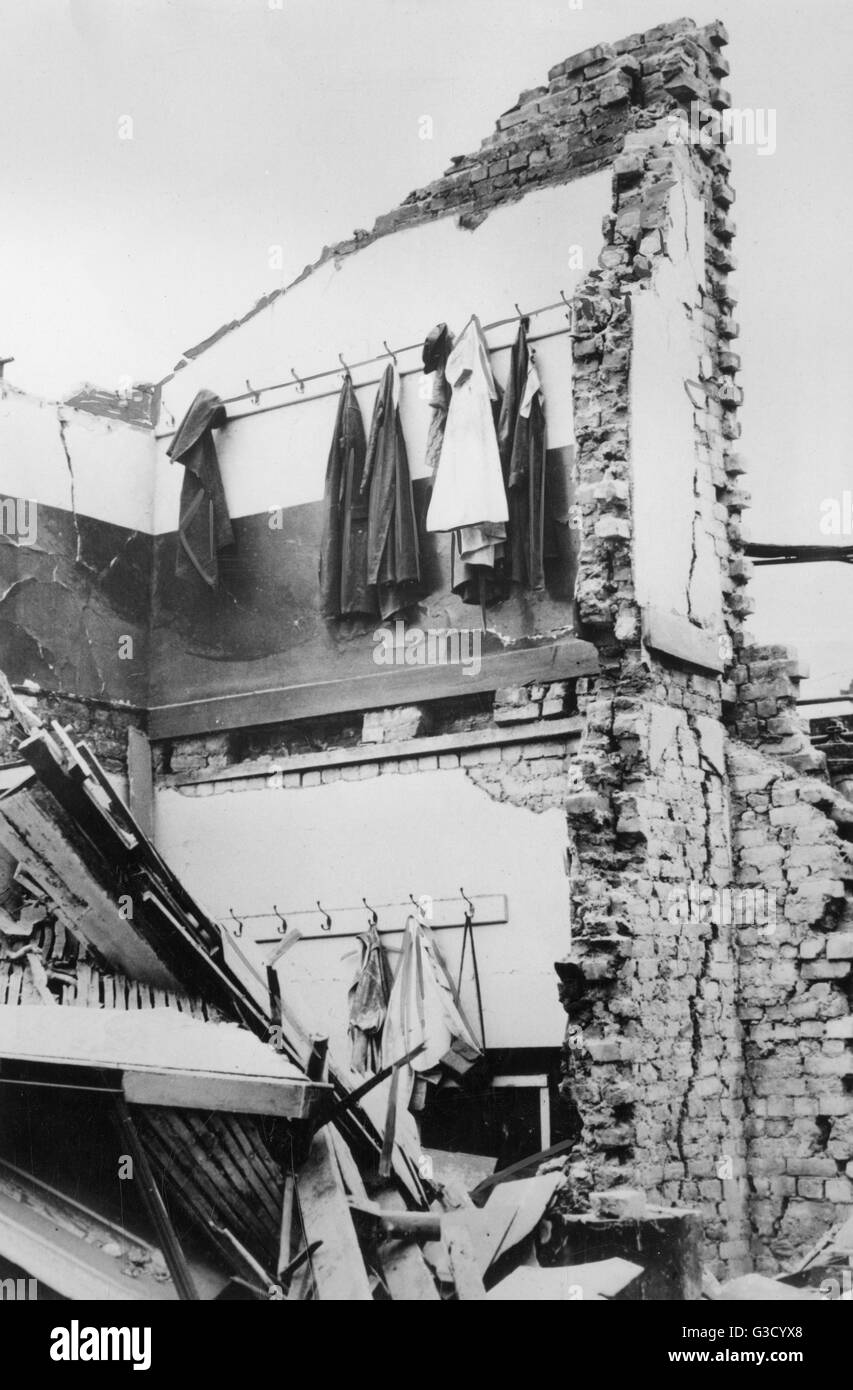 WW2 - danni alle bombe a Londra - Cappotti e cappelli lasciati sugli uncini Foto Stock