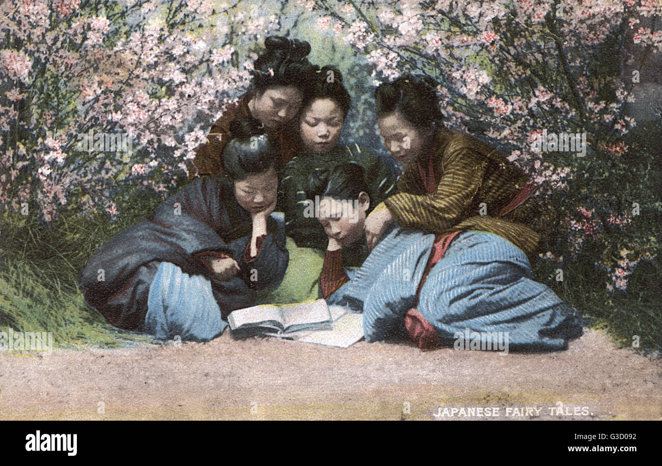 Cinque ragazze giapponesi che leggono una racconto fata in mezzo alla fioritura Foto Stock