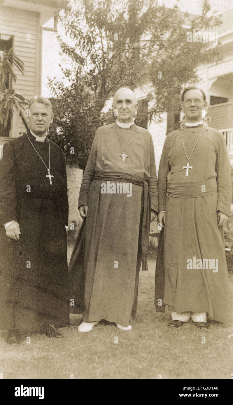 Tre Cattolica Romana ecclesiastici, tra cui l'Arcivescovo (probabilmente Julien-Jean-Guillaume Conan) e Vescovo Assistente (probabilmente Joseph-Marie Le Gouaze), Arcidiocesi di Port au Prince, Haiti, West Indies. Data: circa 1926 Foto Stock