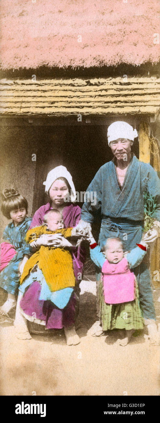 Famiglia contadina giapponese fuori casa Foto Stock