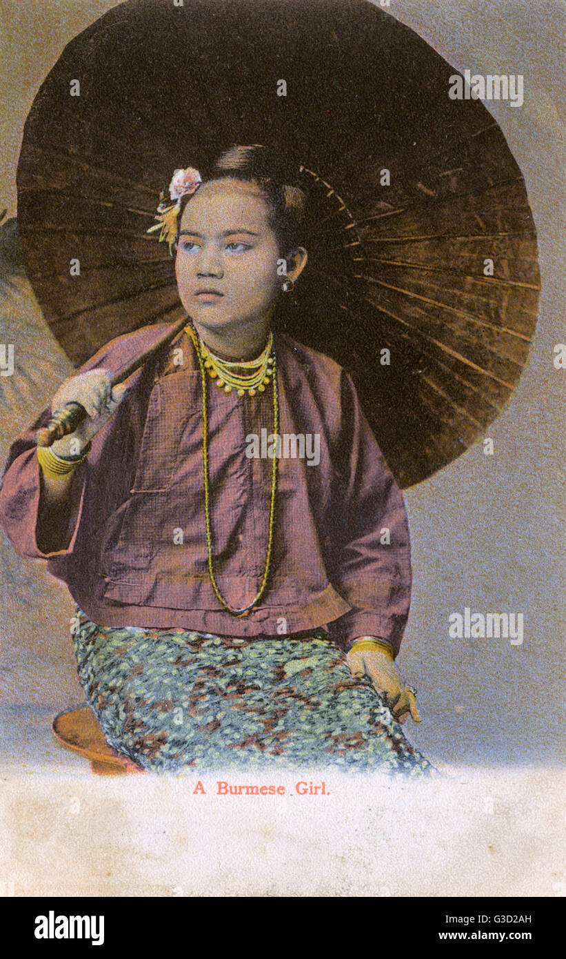 Myanmar - Una ragazza birmana con grande carta aperta parasol Foto Stock Myanmar - Una ragazza birmana con grande carta aperta parasol Foto Stock