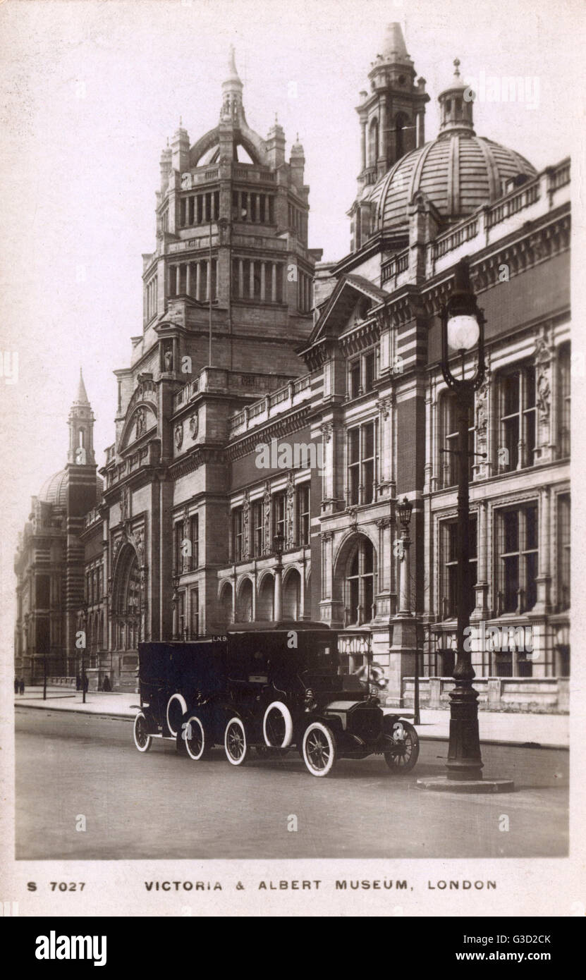 Taxi (Unic Landaulette con muro bianco pneumatici) al di fuori della Victoria &AMP; Albert Museum, Kensington, Londra. Data: circa 1910 Foto Stock