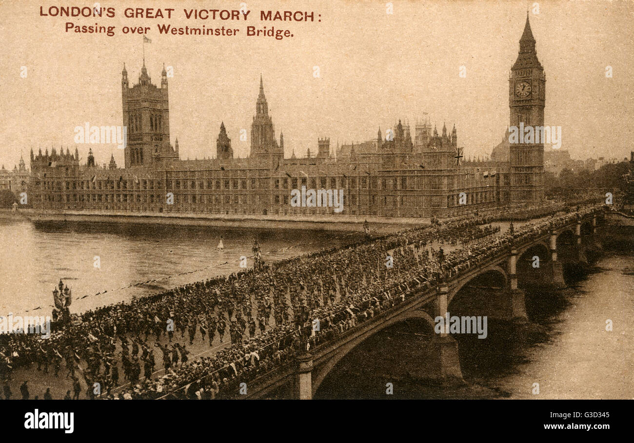 La vittoria di marzo alla fine di WW1, 1918 - Londra - Attraversamento di Westminster Bridge. Data: 1918 Foto Stock