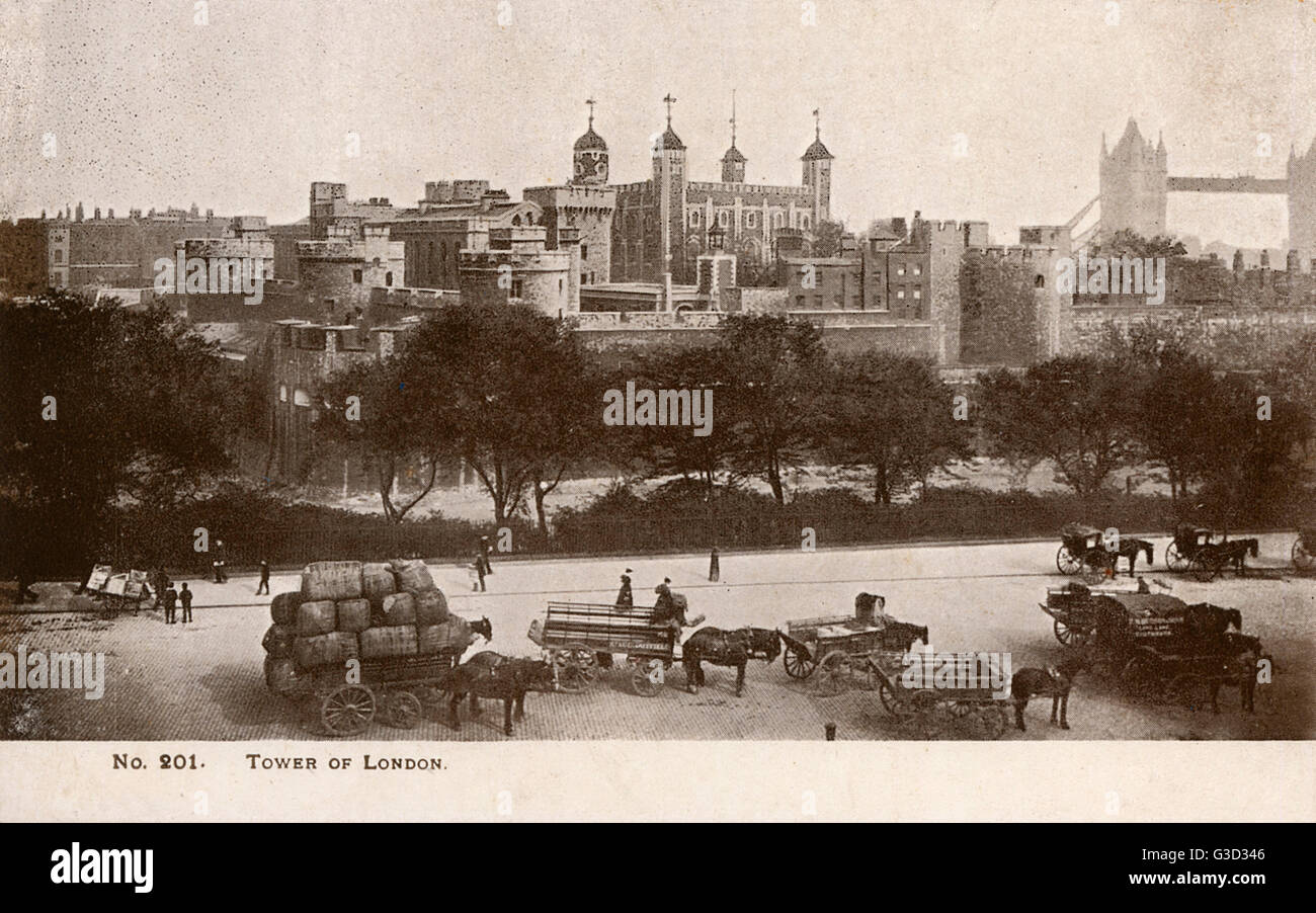 La Torre di Londra e il Tower Bridge (sullo sfondo) Foto Stock