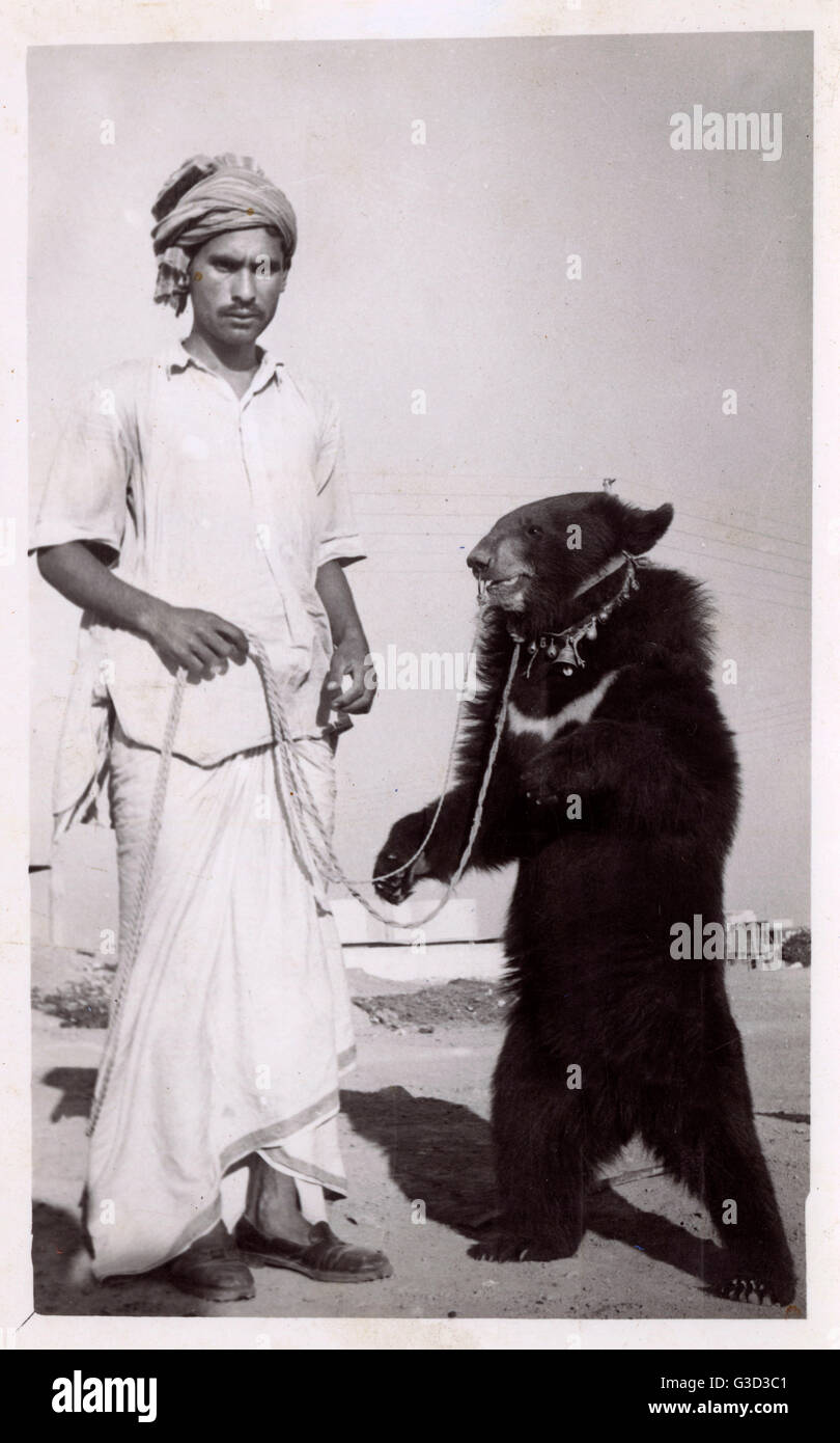 Karachi, Pakistan, pakistano con il suo orso nero danzante Foto Stock