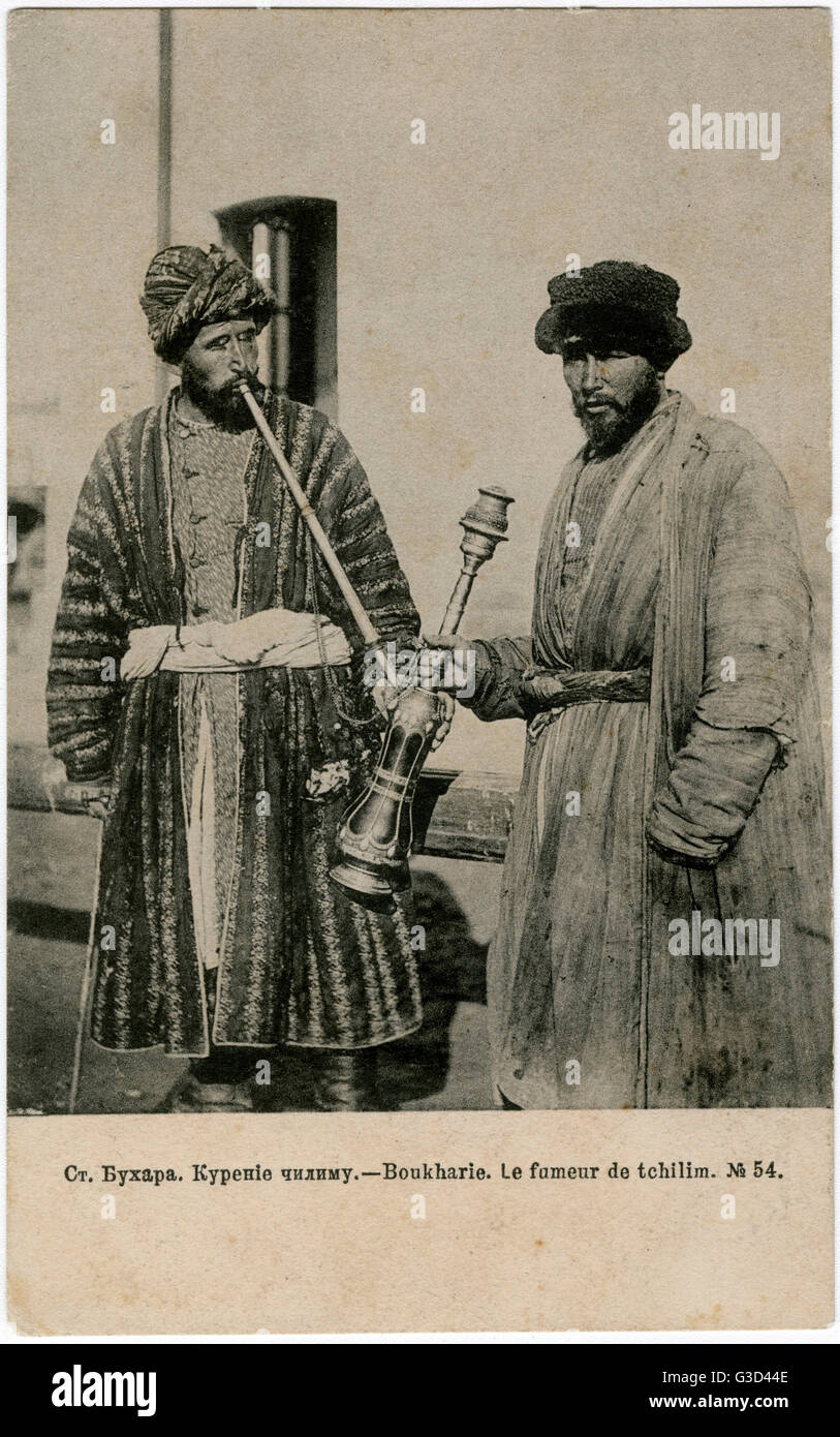 Bukhara, Uzbekistan - Fumare una pipa di peperoncino Foto Stock