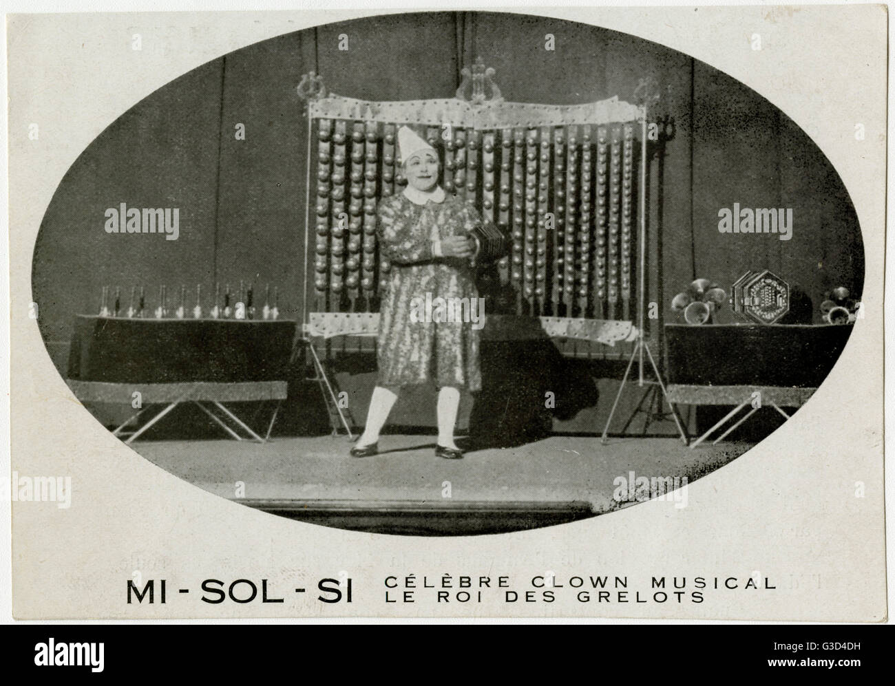 Mi-Sol-si - commedia francese/clown atto musicale che coinvolge campane Foto Stock