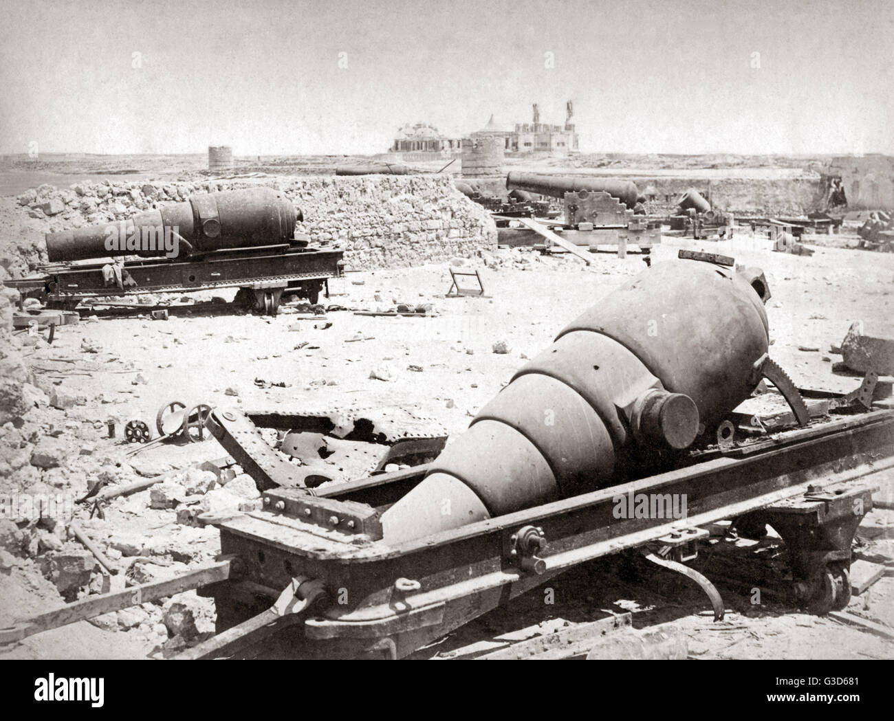 Armi e rovine dopo il bombardamento, Alessandria, Egitto, 18 Foto Stock