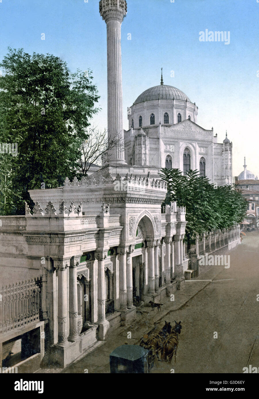 Street scene e moschea, Costaninopoli, (Istanbul), Turchia Foto Stock