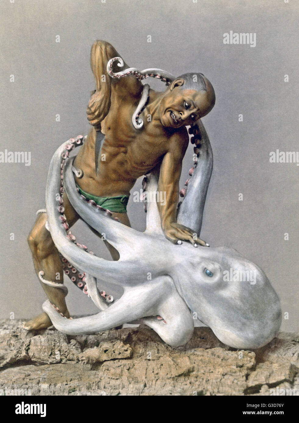 Scultura di uomo uccidendo Octopus gigante Giappone circa 1890s Foto Stock