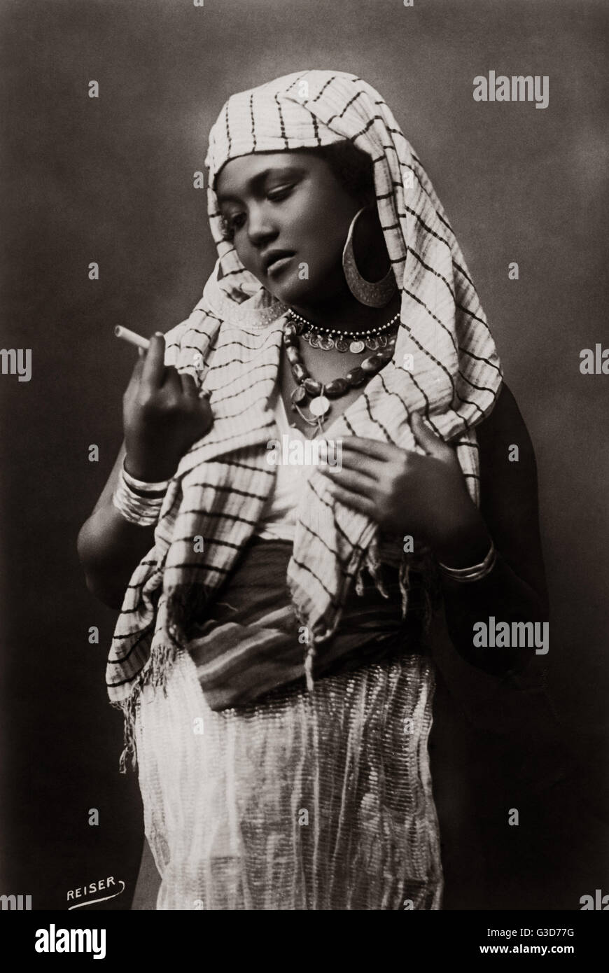 Ragazza egiziana con sigaretta, Egitto, circa 1910 Foto Stock