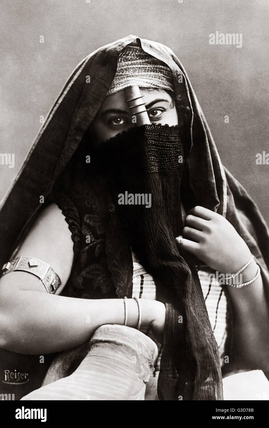 Donna velata, il Cairo, Egitto, circa 1910 Foto Stock