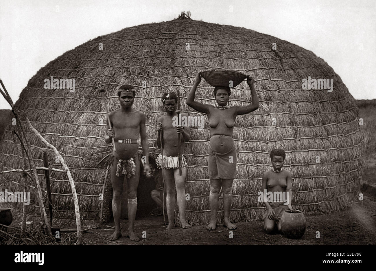 Famiglia Zulu, Sudafrica, circa 1888 (studio Robert Harris) Foto Stock