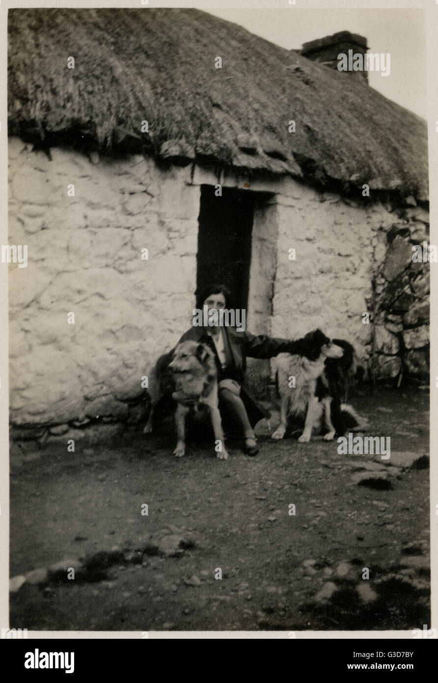 Donna in Scozia con due cani da collie Foto Stock