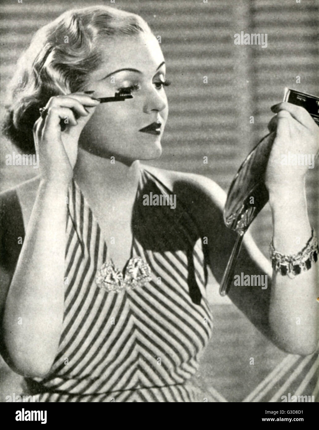 Patricia Ellis (Maggio 20, 1916 marzo 26, 1970), attrice statunitense degli anni trenta raffigurato in un Max Factor opuscolo promozionale applicando i prodotti dell'azienda di cosmetici mascara (denominato "eye-lash make-up' QUI). Il booklet ha sottolineato Max del fattore di successo in devel Foto Stock