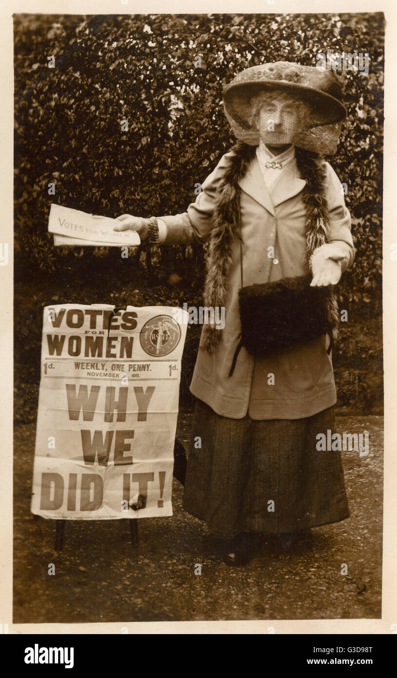 Voti per le donne - Federico Pethick-Lawrence (1871-1961), (marito di eminenti diruttori Emmeline Pethick-Lawrence) vestita come Suffragette la vendita di voti per le donne - il 24 novembre 1911 problema, dotato di un articolo scritto da Christabel Pankhurst entit Foto Stock