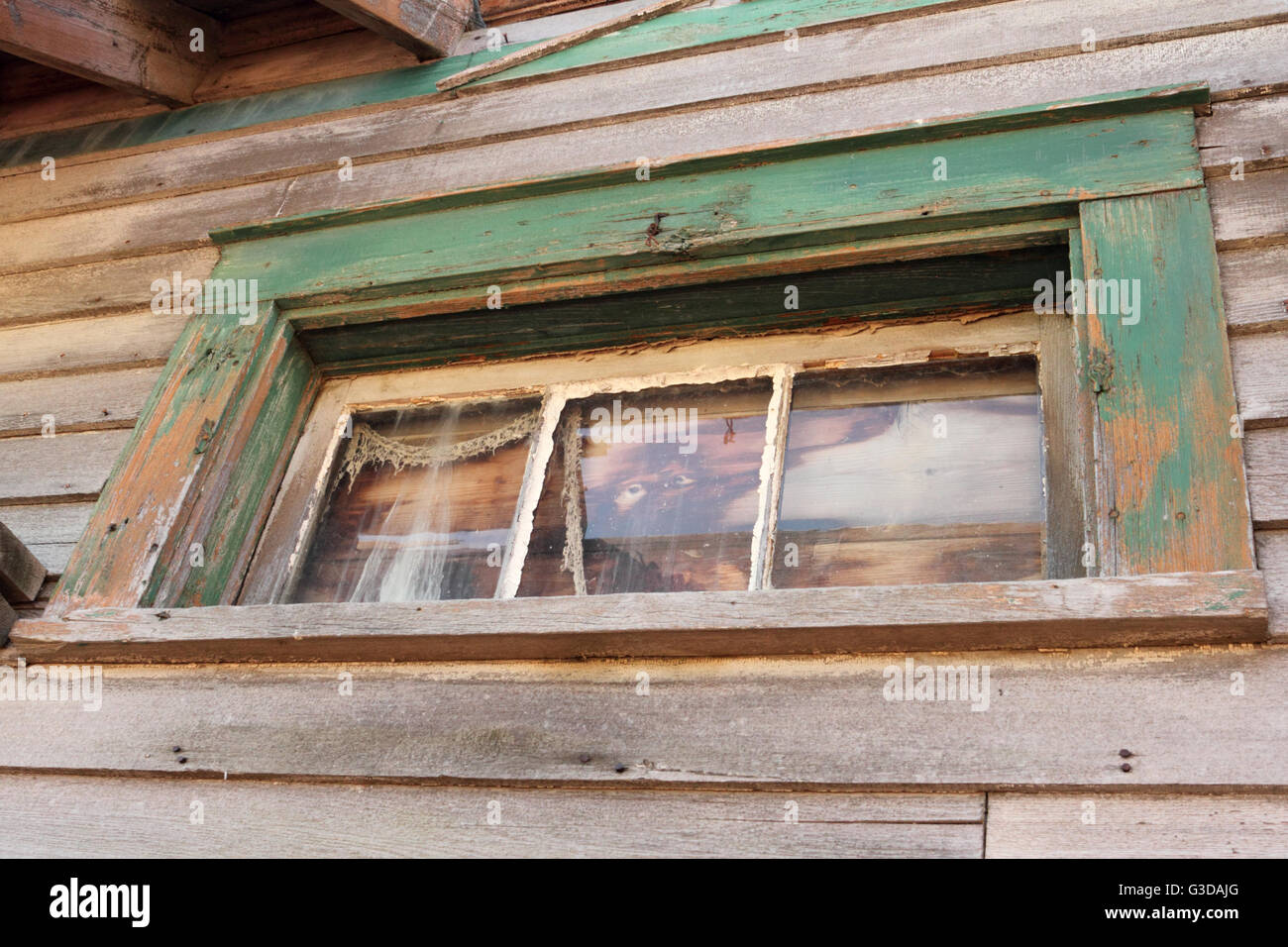 Una vecchia finestra in un edificio abbandonato in Alberta, Canada Foto Stock