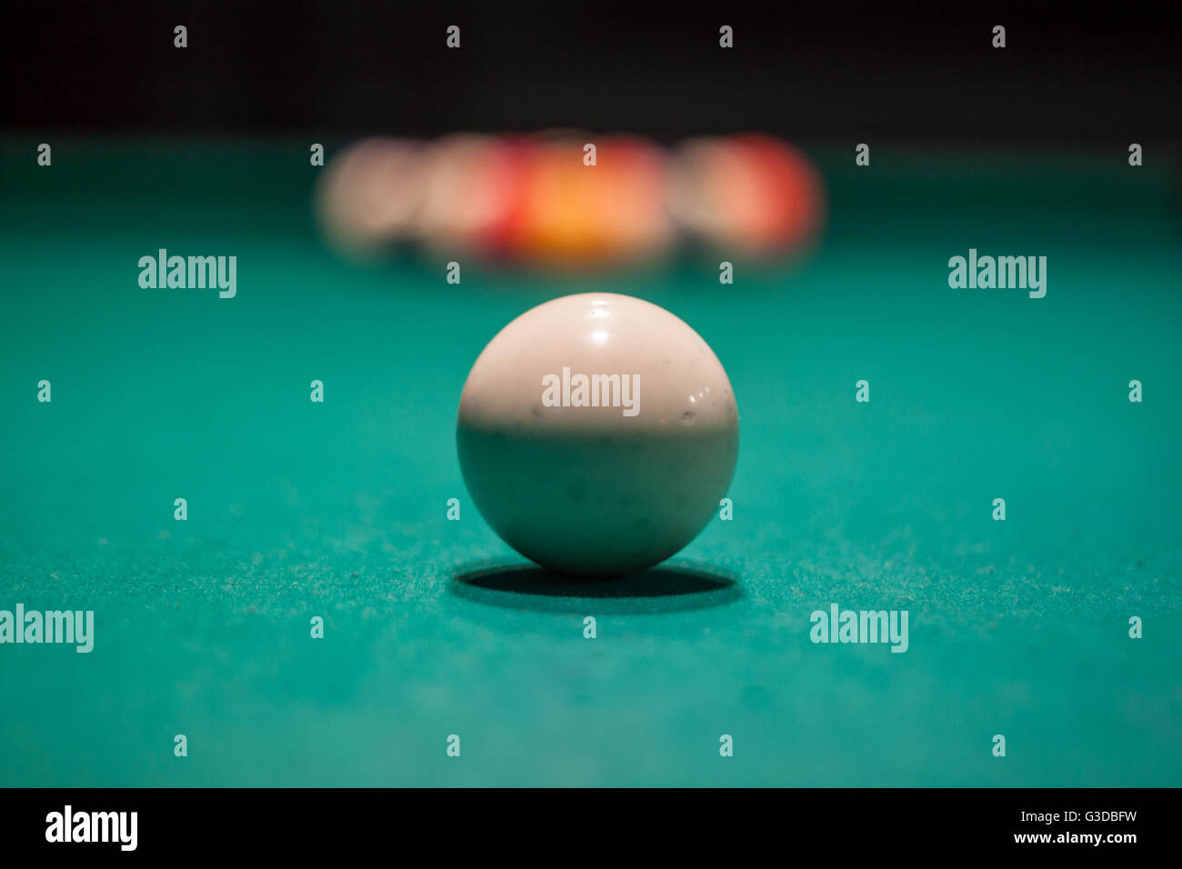 Il dimensionamento del primo shot in un gioco di biliardo. Foto Stock