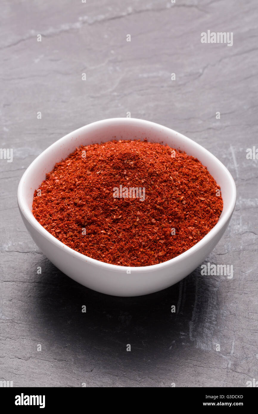 Tanduri Masala spezie in polvere in bianco sulla ciotola di ardesia scura, background closeup. Foto Stock