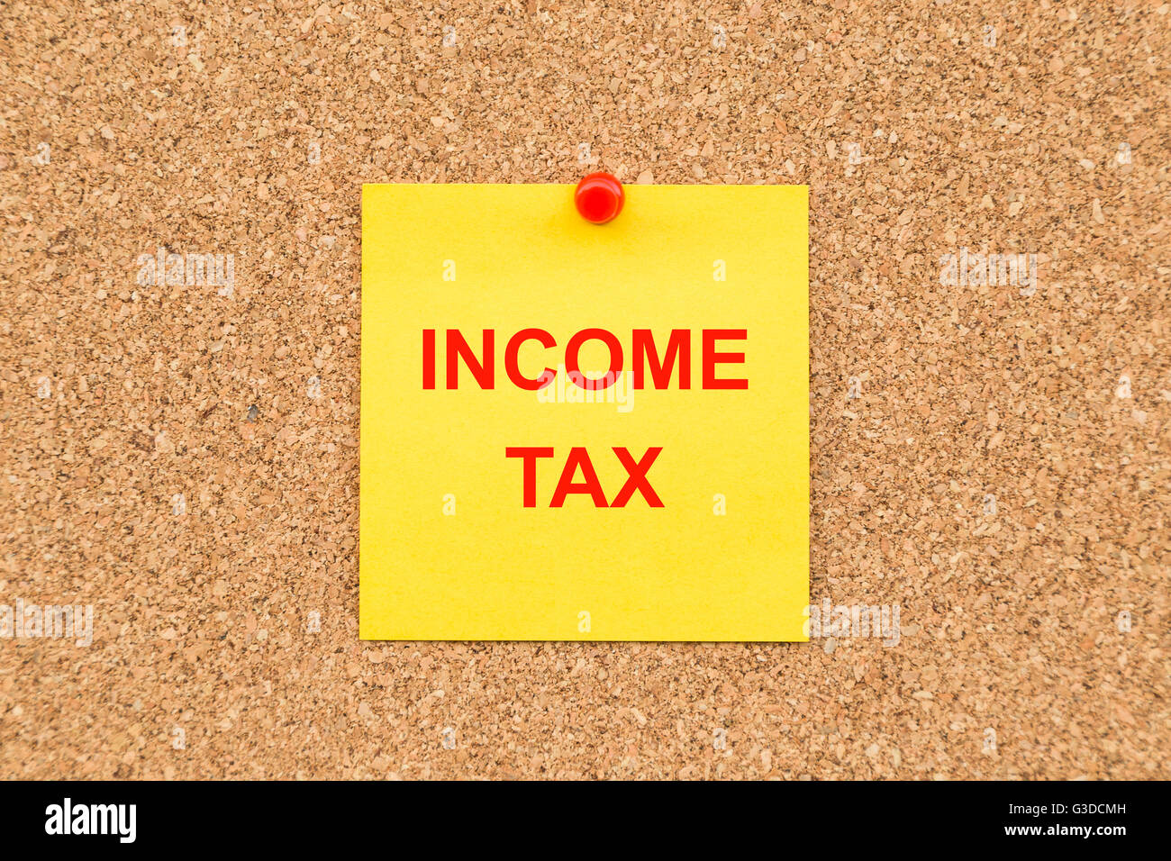 Giallo nota vuota e scritto le imposte sul reddito per il promemoria. Foto Stock