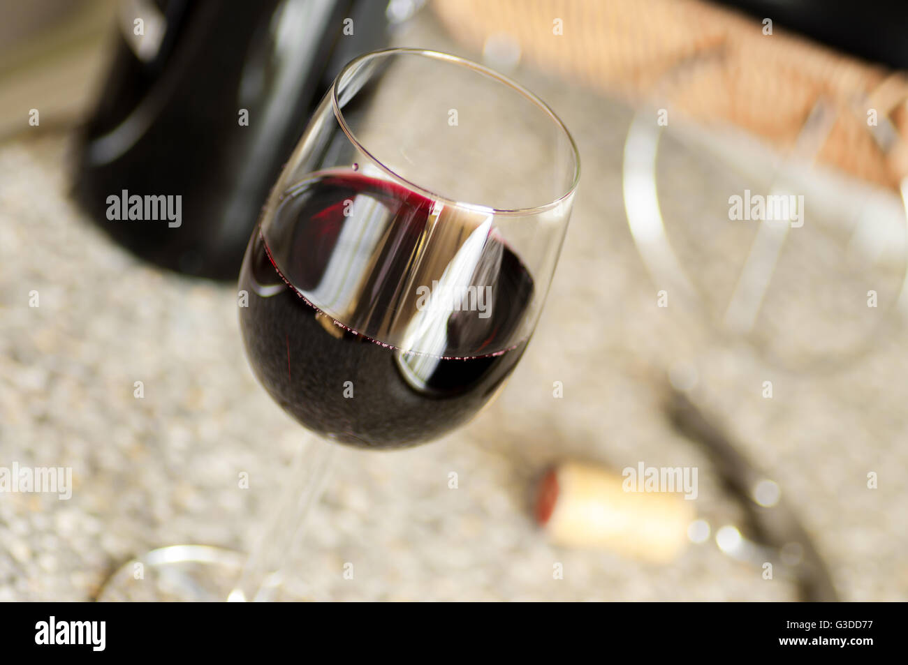 Bicchiere di vino rosso sul tavolo e un cavatappi Foto Stock